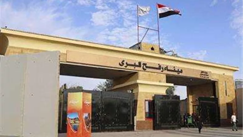 معبر رفح البري يستقبل 34 مصابًا فلسطينيًا لتلقي العلاج في المستشفيات المصرية