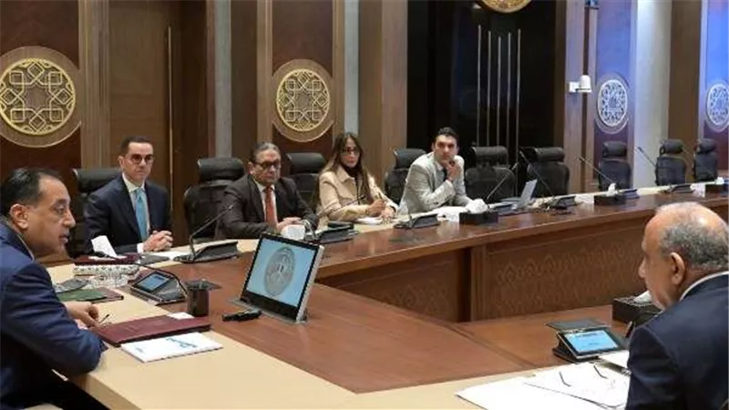 رئيس الوزراء يؤكد استمرارية تنفيذ برنامج الطروحات الحكومية