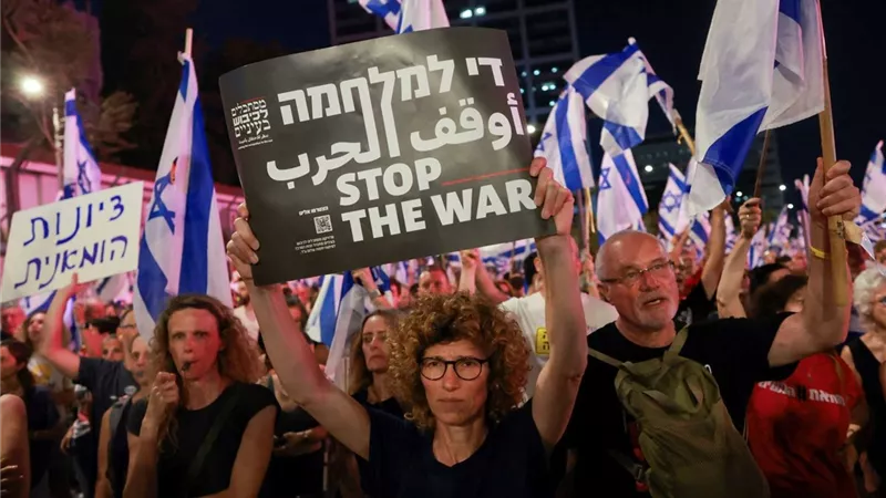 إسرائيل تبحث وقف إمدادات المياه عن غزة.. ومظاهرات أمام منزل نتنياهو
