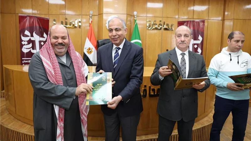 محافظ المنيا يسلم 72 عقدًا لتقنين أراضي الدولة ضمن جهود استعادة الحقوق