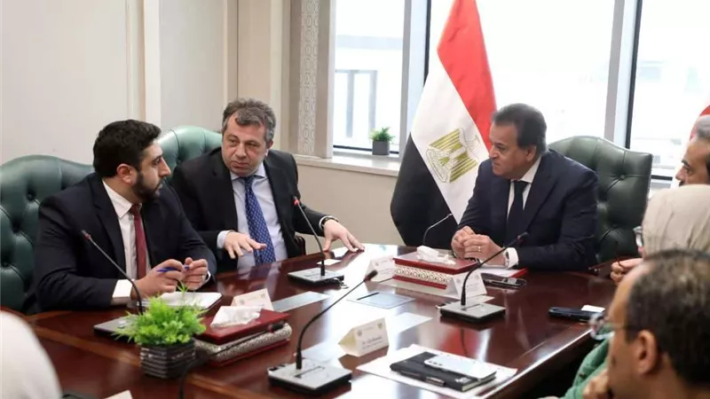 وزير الصحة وسفير أرمينيا يبحثان تعزيز التعاون في مجال توطين صناعة الأدوية والتأمين الصحي