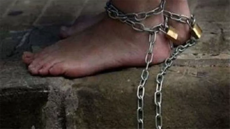 تفاصيل مثيرة حول ضبط سائق قيّد طفليه بالسلاسل في شرفة منزله ببولاق الدكرور
