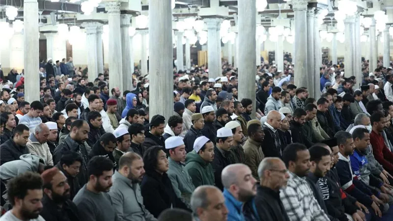 أجواء روحانية مميزة.. آلاف المصلين يحيون الليلة التاسعة من رمضان في الجامع الأزهر