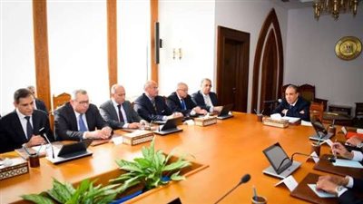 اجتماع وزير الخارجية والهجرة مع قيادات الوزارة لمناقشة سير العمل