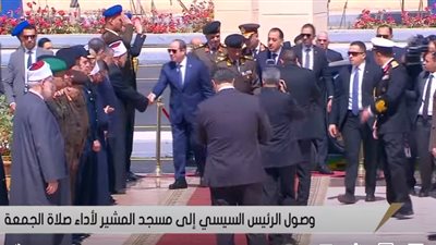 فيديو.. الرئيس السيسي يلتقي قادة القوات المسلحة عقب أداء صلاة الجمعة