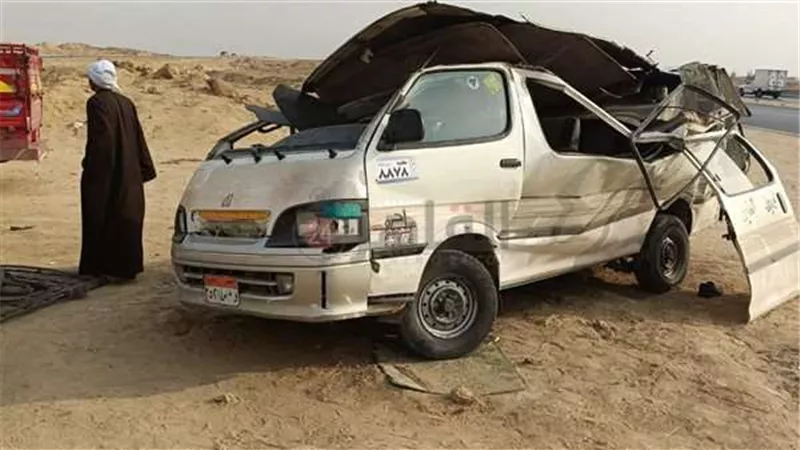انقلاب ميكروباص على طريق القاهرة - الإسكندرية الصحراوي يودي بحياة شخصين وإصابة 8