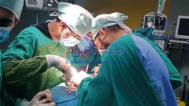 عملية جراحية مُعقدة تستغرق نصف يوم.. إعادة زراعة يد شاب مبتورة