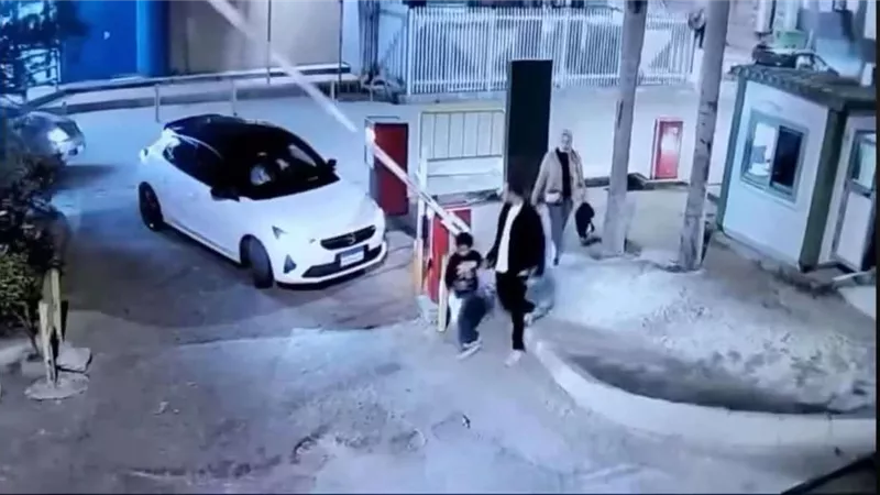 واقعة مأساوية.. سيارة تدهـ س أبا ونجله أمام جراج مول بمحافظة الإسكندرية