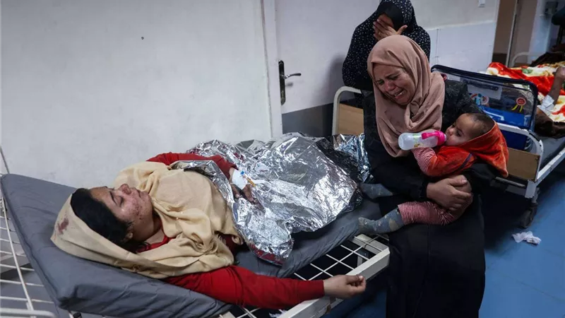 غارات مكثفة على غزة تحصد 330 قتيلاً وتهدد بانهيار القطاع الصحي