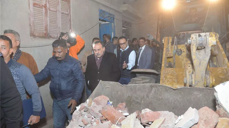 انهيار منزل مكون من 3 طوابق بقرية النخيلة بأسيوط