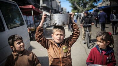 طواقم الإغاثة تحذر من انتشار سوء التغذية في قطاع غزة