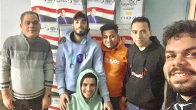 رئيس حركة شباب بادر من أجل مصر يوزع مع شباب الحركة هدية الرئيس