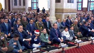 الرئيس السيسي يشاهد