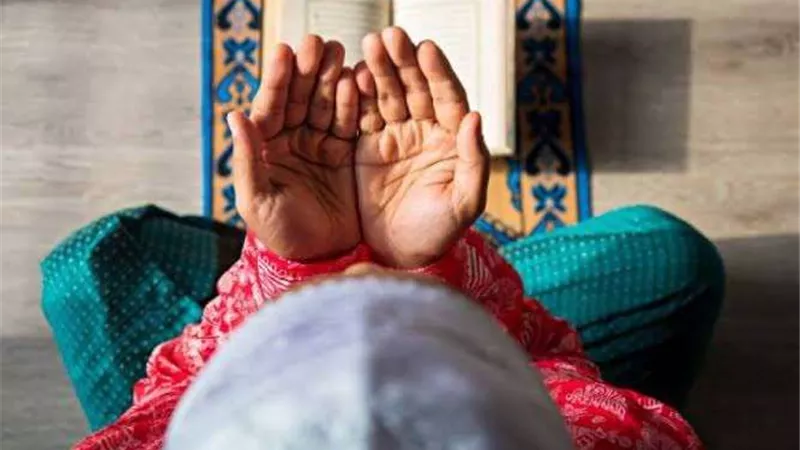 حكم الصلاة في آخر جمعة من رمضان لتكفير الصلوات الفائتة