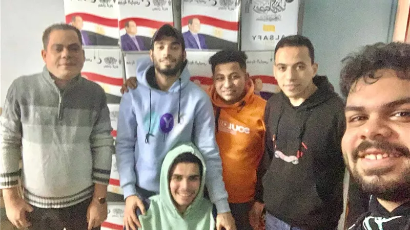رئيس حركة شباب بادر من أجل مصر يوزع مع شباب الحركة هدية الرئيس