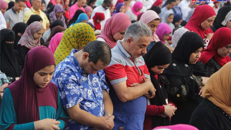 حضور كبير بساحة مسجد مصطفى محمود لأداء صلاة عيد الفطر 2025