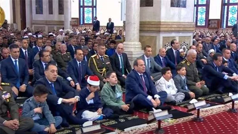 الرئيس السيسي يشاهد