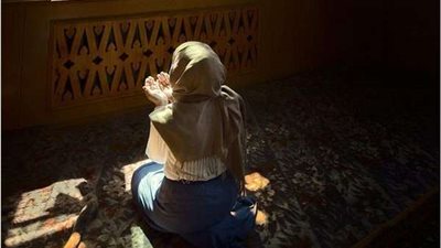 الإفتاء تفصح.. هل تصح صلاة المرأة بجوار زوجها؟