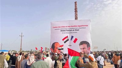 لافتات المصريين الداعمة للسيسي في استقبال ماكرون بمطار العريش