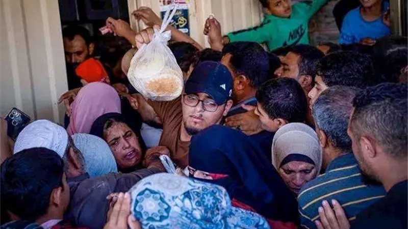 تفاصيل أزمة نقص الخبز في غزة بعد نفاذ الدقيق والوقود.. وتحذيرات من مجاعة وشيكة