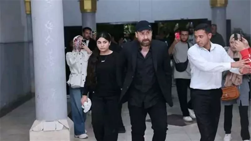 نجوم الفن والإعلام يحرصون على مواساة نضال الشافعي خلال مراسم عزاء زوجته