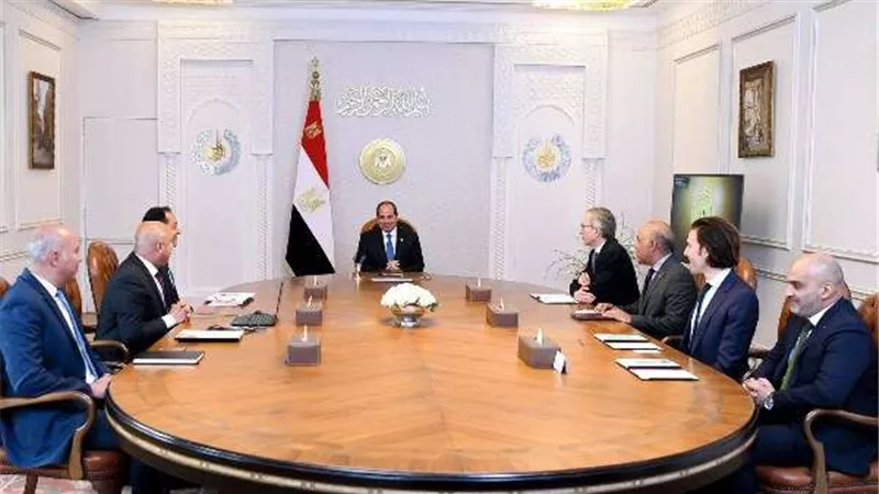 الرئيس السيسي يؤكد على ضرورة الإسراع في تنفيذ مشروعات تطوير النقل وتوطين الصناعة