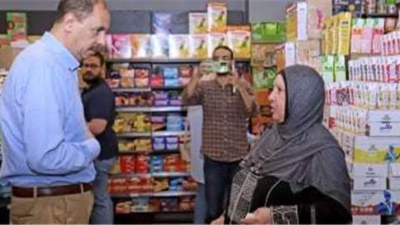 محافظ سوهاج يتفقد الشوارع والمحال التجارية ويوجه بتحرير محاضر ضد المخالفين