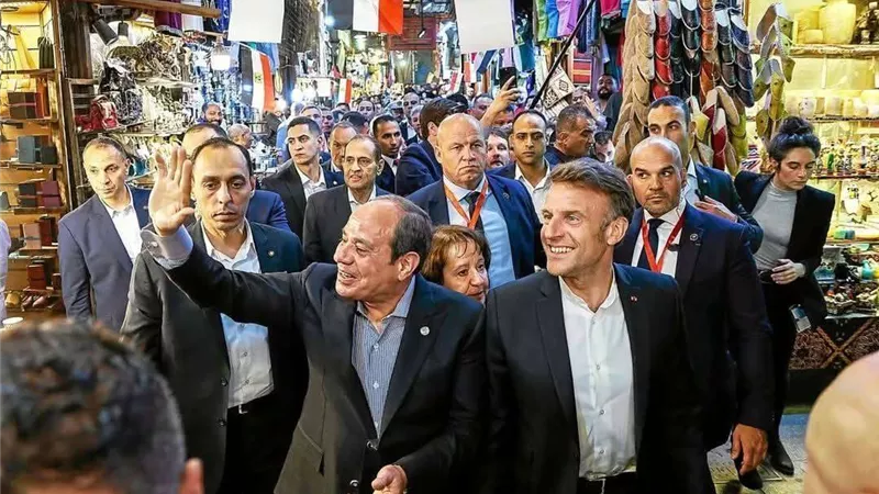 الرئيس ”السيسي“ يصطحب نظيره الفرنسي في جولة بالقاهرة التاريخية