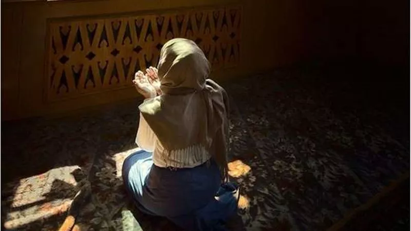 الإفتاء تفصح.. هل تصح صلاة المرأة بجوار زوجها؟