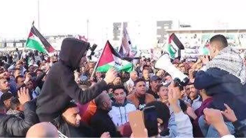 رفضًا للتهجير ودعمًا للقضية الفلسطينية.. آلاف المصريين يحتشدون بطريق السويس