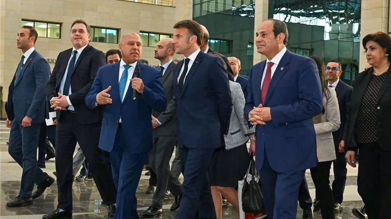 الرئيس السيسي وماكرون يصلان مطار العريش
