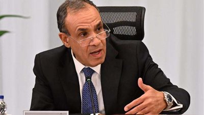 وزير الخارجية يبحث هاتفيًا مع نظيره البريطاني تعزيز العلاقات الثنائية