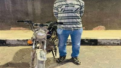 المتهم بسرقة حقيبة سيدة أجنبية يعترف: خطفتها باستخدام موتوسيكل في لحظة غفلة (صور)