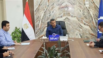 دعما لهم.. محافظ السويس يلتقي بالسائقين ويبحث مشاكلهم وطلباتهم