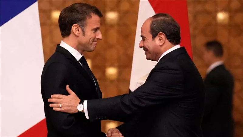 الصحف الفرنسية تُبرز النتائج المُثمرة لزيارة الرئيس الفرنسي إلى مصر