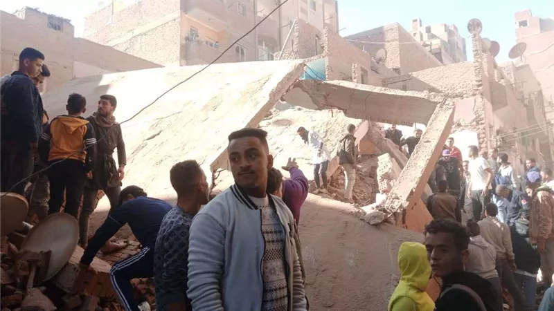 انهيار منزل مكون من 4 طوابق بأسيوط.. وانتشال جثامين 3 ضحايا