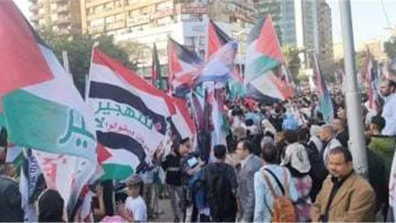 رفضًا لتهجير الفلسطينيين.. احتشاد شعبي مصري حاشد في العريش خلال زيارة السيسي وماكرون
