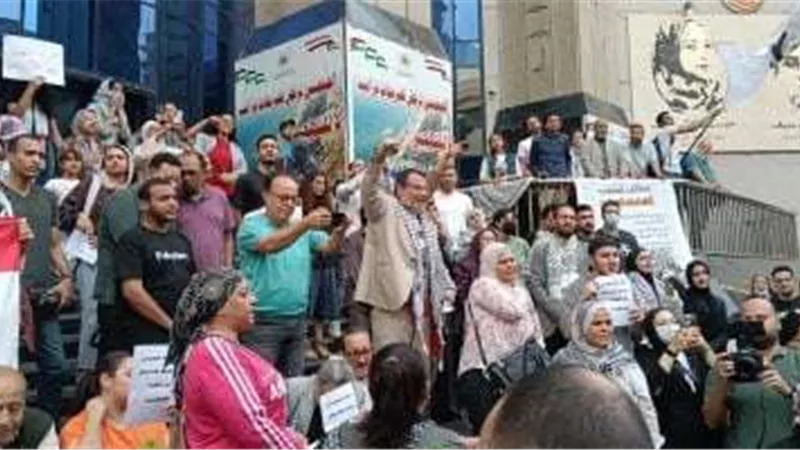 وقفة احتجاجية أمام نقابة الصحفيين تنديدًا بعدوان الاحـ ـتلال على غزة في ذكرى مذبـ ـحة بحر البقر