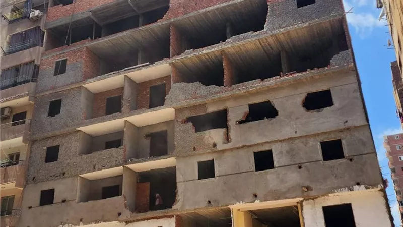 بعد شكاوى السكان.. التنمية المحلية تبدأ في إزالة عقار مخالف بعين شمس