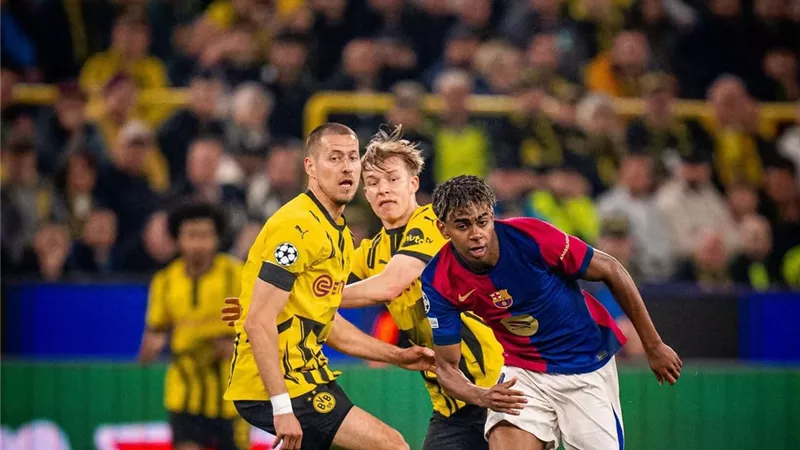 بهدف دون رد.. دورتموند يقسو على برشلونة في الشوط الاول بدوري الأبطال