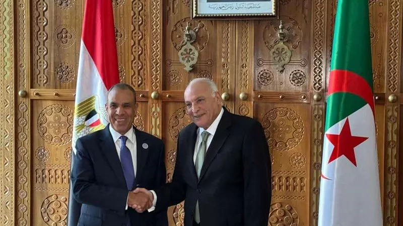 وزير الخارجية المصري ونظيره الجزائري يؤكدان ضرورة استمرار الجهود العربية في دعم خطة إعادة إعمار غزة
