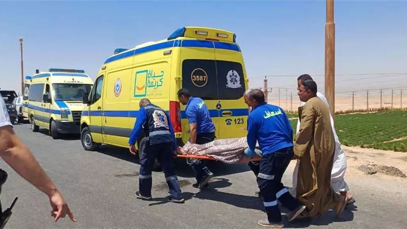 مصرع واصابة 34 شخص في حادث تصادم بالمنيا.. صور