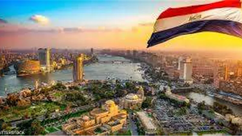 لماذا يتحكم الدولار في أسعار السوق المصري؟.. الأسباب والحلول