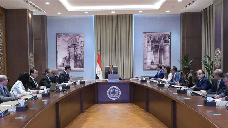 الحكومة تنفذ قرارات السيسي لدعم الاستثمار في مصر