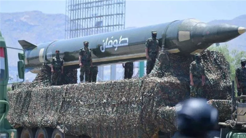 بصاروخ باليستي فرط صوتي.. الحوثيون يستهدفون تل أبيب وانباء عن وقوع اصابات