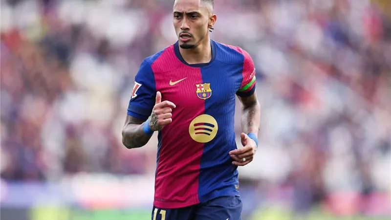 الهلال السعودي يغري رافينيا وبرشلونة بـ 150 مليون يورو