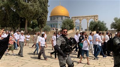 عشرات المستوطنين يقتحمون الأقصى تحت حماية مُشددة من شرطة الاحتلال
