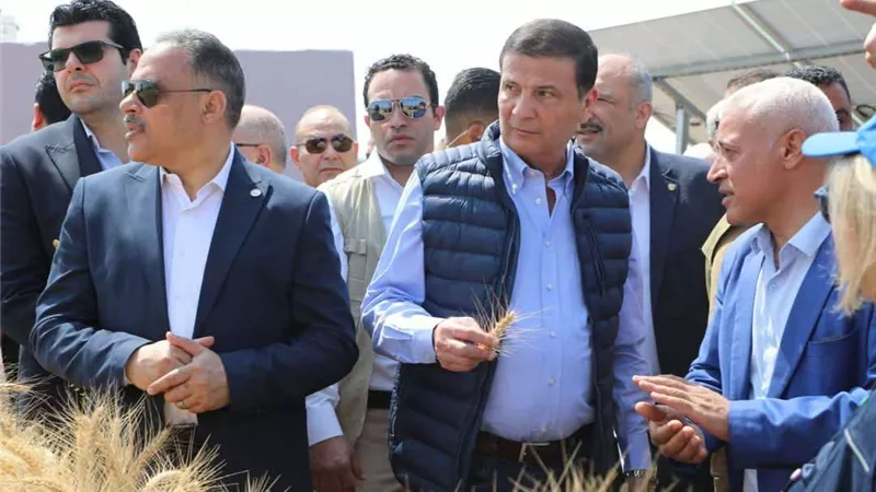 وزير الزراعة يفتتح موسم حصاد القمح بالشرقية ويشدد على دعم المزارعين
