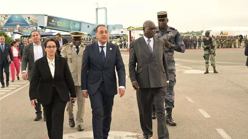 مدبولي يغادر مطار ليبرفيل بعد حضور تنصيب الرئيس الجابوني الجديد