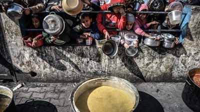 تجويع غزة.. جريمة حرب وسط صمت دولي مُخزِ وصحف عالمية تدين اسرائيل